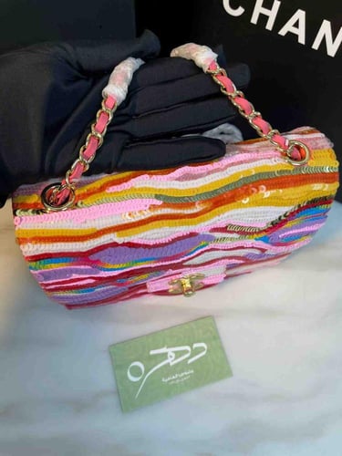 حقيبة شانيل صغيرة وردية اللون بنقشة سيمفوني