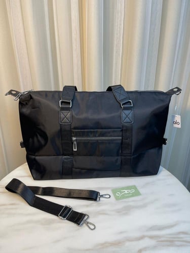 حقيبة اليوغا للياقة البدنية من alo yoga