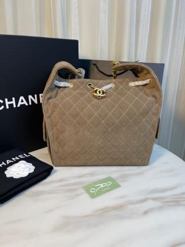 حقيبة شانيل هوبو بنية فاتحة بالشعار