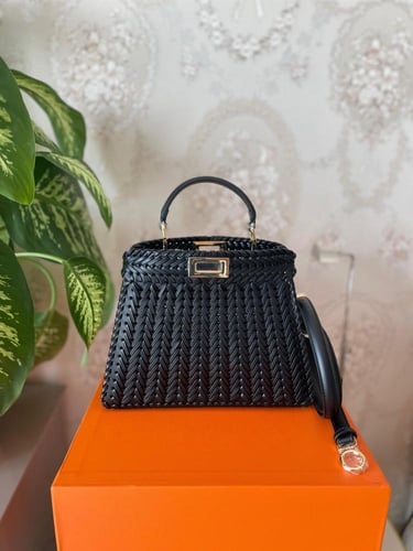 شنطة فندي بيكابو جلد محبوك سمول