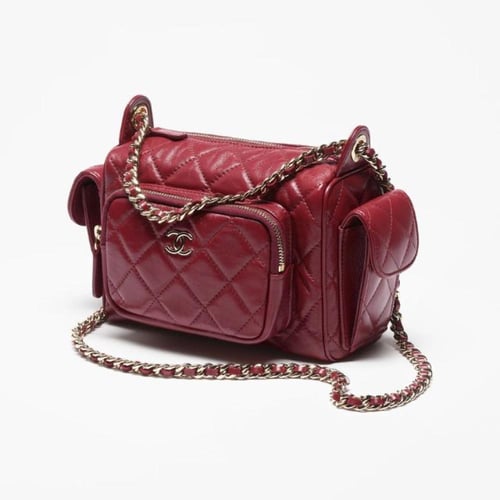 حقيبة شانيل مخططة جلدية لامعة - برغندي