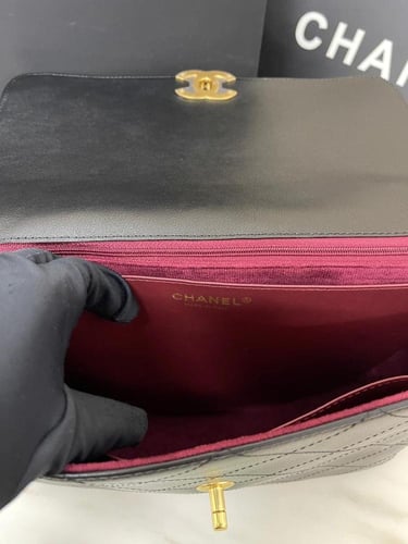 حقيبة كبيرة 32 سم بقلاب ومقبض علوي من شانيل - أسود