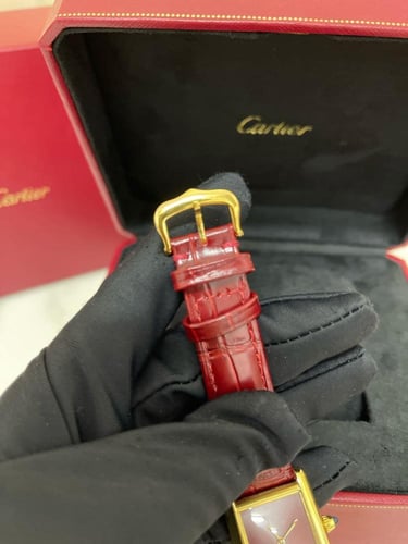 ساعة تانك لويس كارتييه 33 باطار مطلي بالذهب