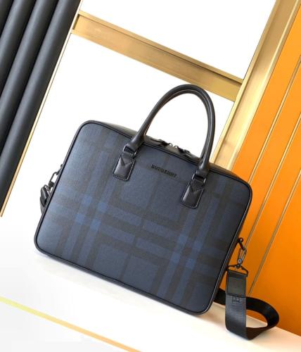 حقيبة بربري 36 سم بنقشة مربعات ومزينة بشعار من الج...