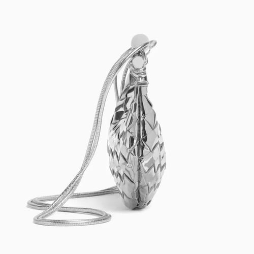 حقيبة ساردين ميني جلد لامع مجدول من بوتيغا فينيتا...