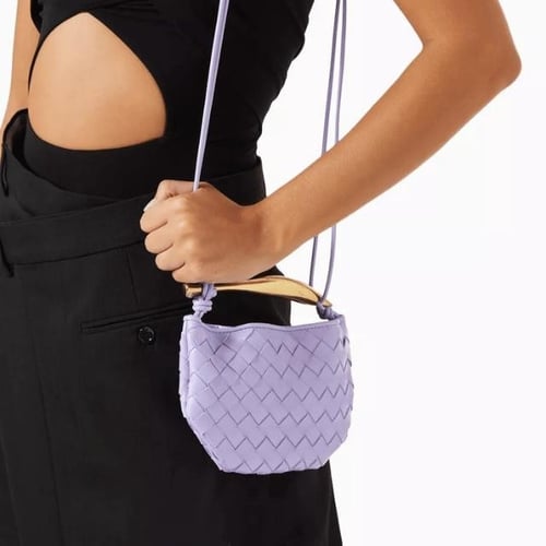 حقيبة ساردين ميني بيد علوية جلد مجدول من بوتيغا في...