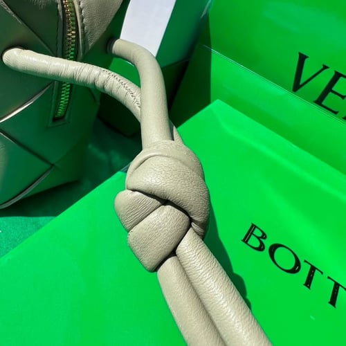 حقيبة سمول كاسيت من بوتيغا فينيتا