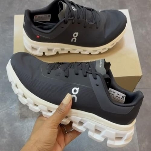 On Running Cloudstratus low-top sneakers