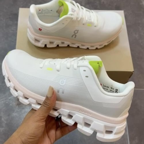 On Running Cloudstratus low-top sneakers