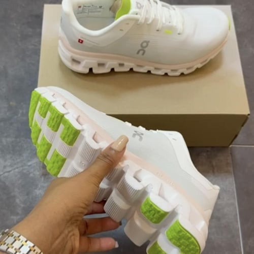 On Running Cloudstratus low-top sneakers