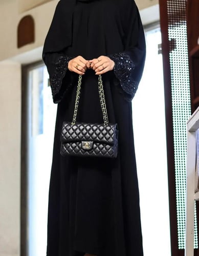 عباية منى اسود