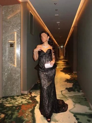 فستان سهرة أسود فاخر بتصميم أنثوي جريء يجمع بين الكورسيه المحدد للخصر