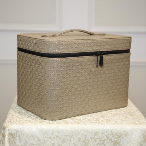 شنطة عطور صغيرة اللون بني فاتح واللون الداخلي اسود- Light brown inside black