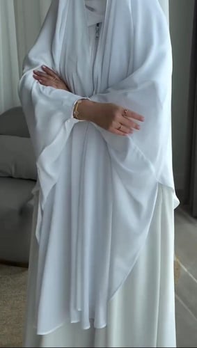 عباية الحج والعمرة باللون الأبيض والأسود