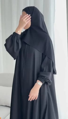 عباية الحج والعمرة باللون الأبيض والأسود