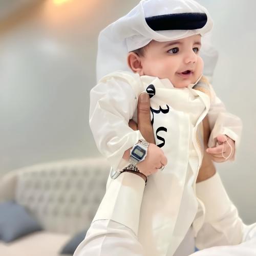 دقله أطفال بالاسم مع تطريز اسود