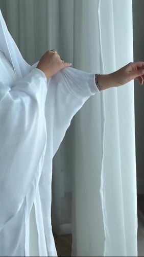 عباية الحج والعمرة باللون الأبيض والأسود