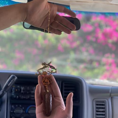 تعليقة سيارة بالاسم و شعار طائرة