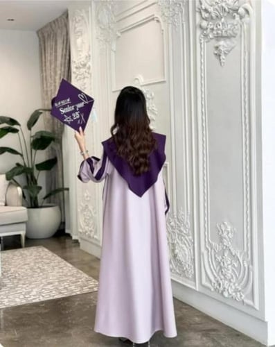 عباية تخرج وردي فاتح مع وشاح بنفسجي-متجر الهتان