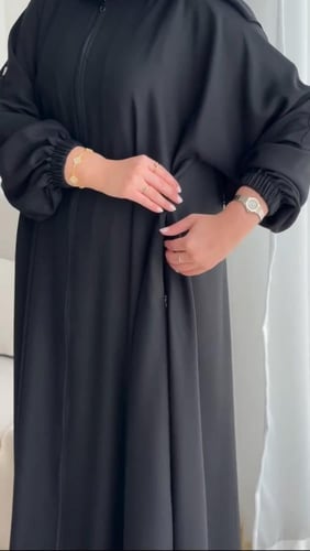 عباية الحج والعمرة باللون الأبيض والأسود