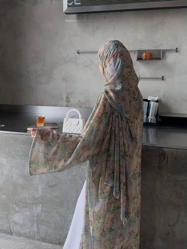 عبايه صوفية نسائية تقليدية مزينة زهور