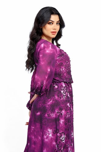 فستان سهرة طويل مطرز بأنماط فنية