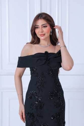 فستان سهرة أسود تصميم أوف شولدر مزين بتطريزات لامع...