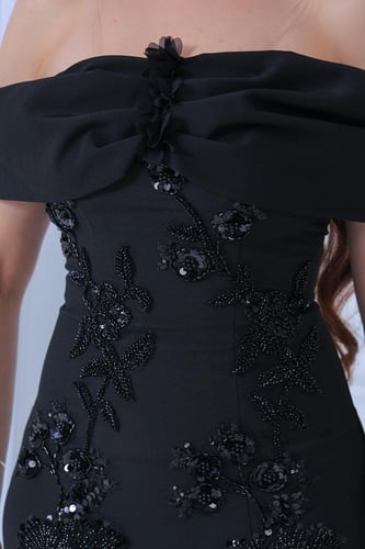 فستان سهرة أسود تصميم أوف شولدر مزين بتطريزات لامع...