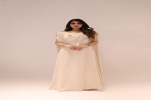 جلابية واسعة مزينة بتطريز كرستال