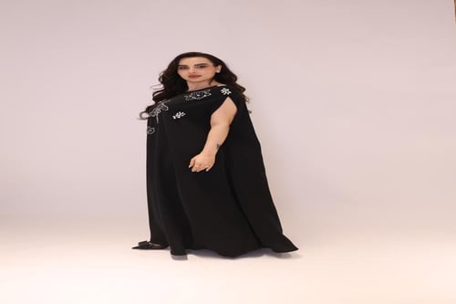 جلابية واسعة مزينة بتطريز كرستال