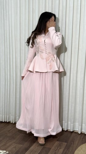 طقم أنيق يجمع بين النعومة والرقي بتصميم أنثوي فاخر...