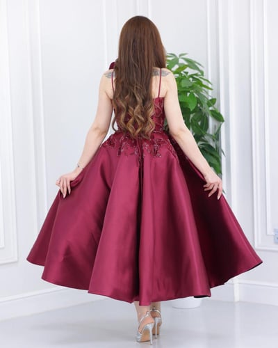 فستان سهرة عنابي قصة صدر فخمة المزين بالورود والتط...