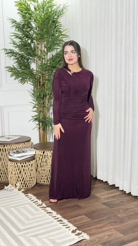 فستان سهرة يتميز بياقة دائرية مع فتحة جانبية ناعمة...