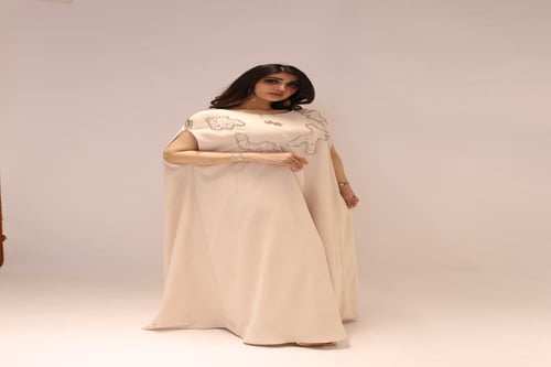 جلابية واسعة مزينة بتطريز كرستال