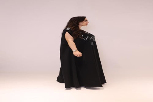جلابية واسعة مزينة بتطريز كرستال