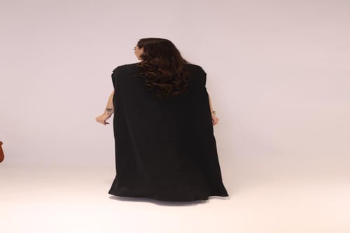 جلابية واسعة مزينة بتطريز كرستال