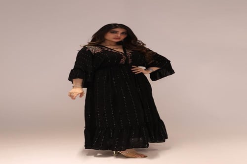 فستان بتطريز على الصدر وترتر