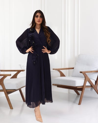 فستان طويل شيفون بكسرات بليسيه