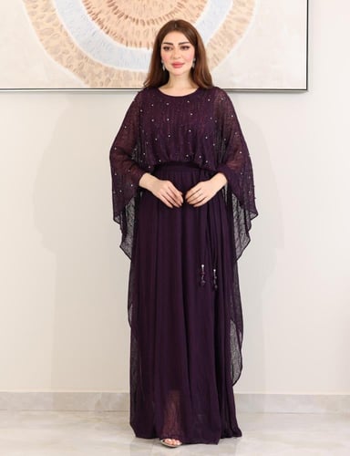 فستان بنفسجي يتميز بتصميم واسع ومنسدل بأكمام طويلة