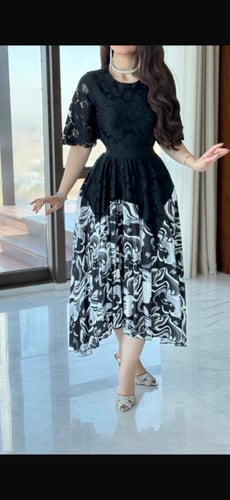 فستان ميدي دانتيل بتشجيره وكسرات بليسيه من الاسفل