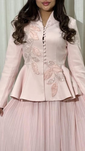 طقم أنيق يجمع بين النعومة والرقي بتصميم أنثوي فاخر...