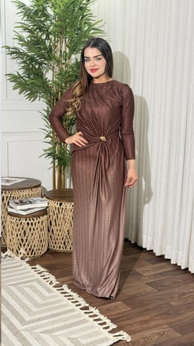 فستان سهرة طويل بلون بني لامع بلمسة فخامة راقية