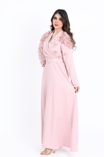 فستان طويل بورود وحزام عريض