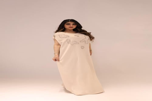 جلابية واسعة مزينة بتطريز كرستال