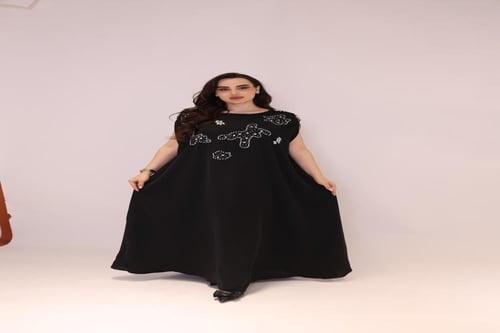 جلابية واسعة مزينة بتطريز كرستال