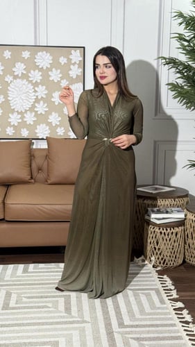 فستان سهرة أنيق بلون زيتي راق بتفاصيل عصرية