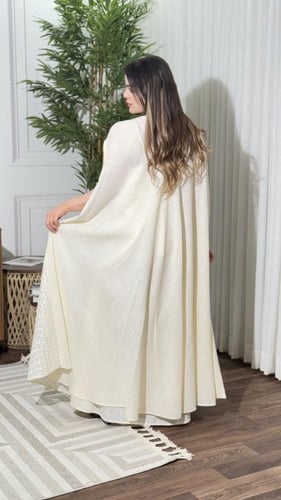 فستان فاخر بتصميم ملكي أنيق يجمع بين الرقي والنعوم...