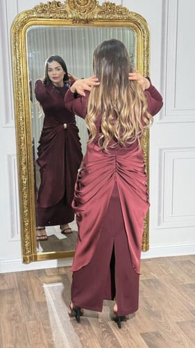 فستان أنيق بتصميم عصري يجمع بين البساطة والفخامة،...