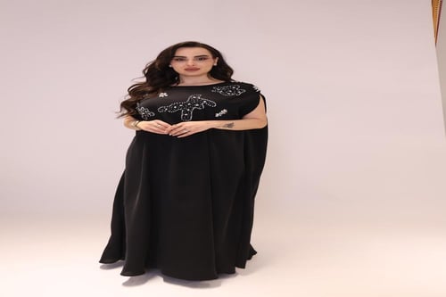 جلابية واسعة مزينة بتطريز كرستال