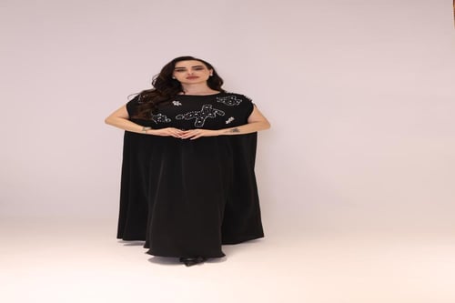 جلابية واسعة مزينة بتطريز كرستال
